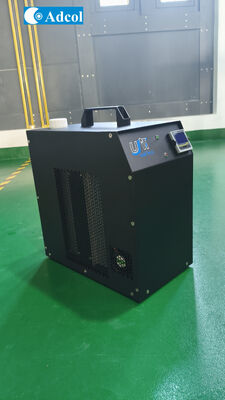 実験環境における放熱用高密度ヒートシンクと名ファンを備えたコンパクト熱電液体冷却器