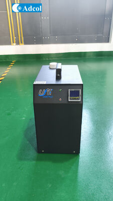 実験環境における放熱用高密度ヒートシンクと名ファンを備えたコンパクト熱電液体冷却器